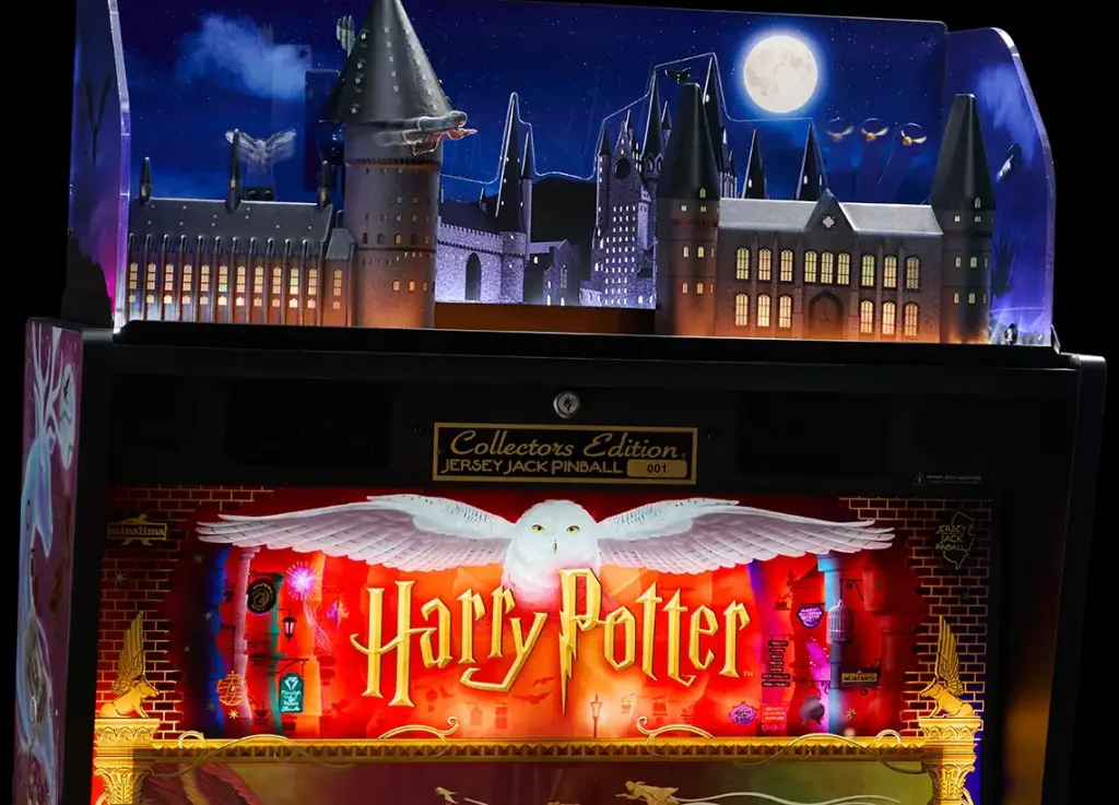 Visuel du fabricant : le couronnement du flipper Harry Potter Collector’s Edition, un château éclairé sous un ciel de nuit, au-dessus du fronton.