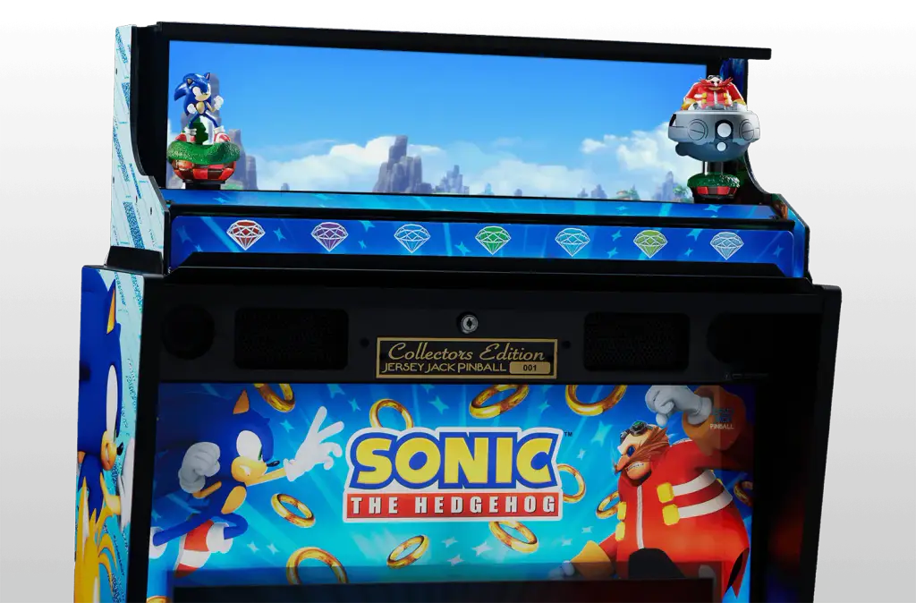Visuel du fabricant : le haut du flipper Sonic Collector’s Edition, avec l’écran large et les figurines du couronnement posés sur le fronton.