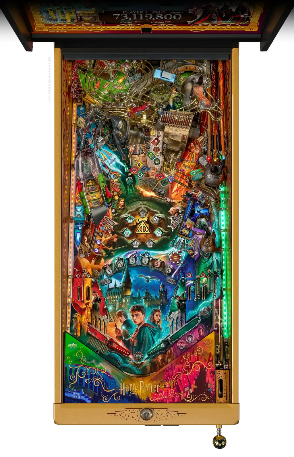 Visuel du fabricant : le plateau du flipper Harry Potter vu de dessus, en entier, avec ses rampes, ses cibles et ses décors.
