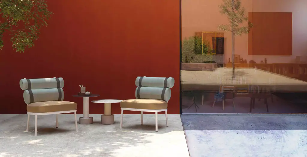 Visuel de fournisseur : deux fauteuils et un guéridon devant un mur rouge terre cuite.
