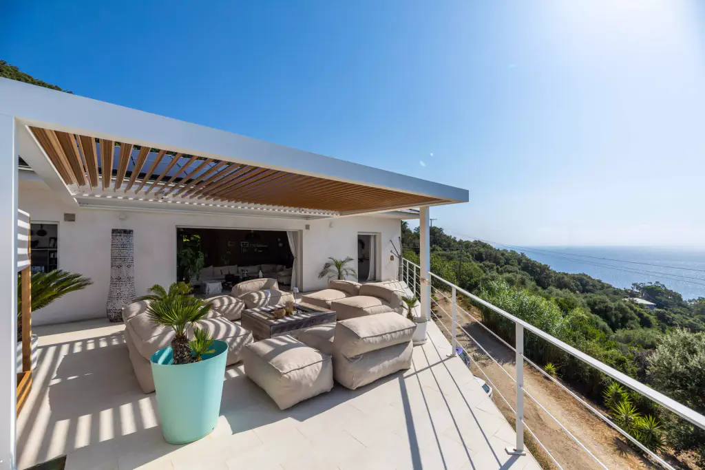 Pergola de trois quarts en plan large, pot turquoise au premier plan.