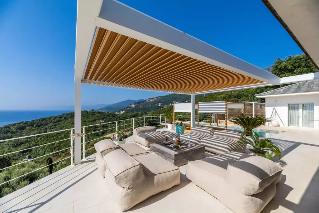 Pergola vue de côté depuis l’extérieur, villa blanche, maquis.