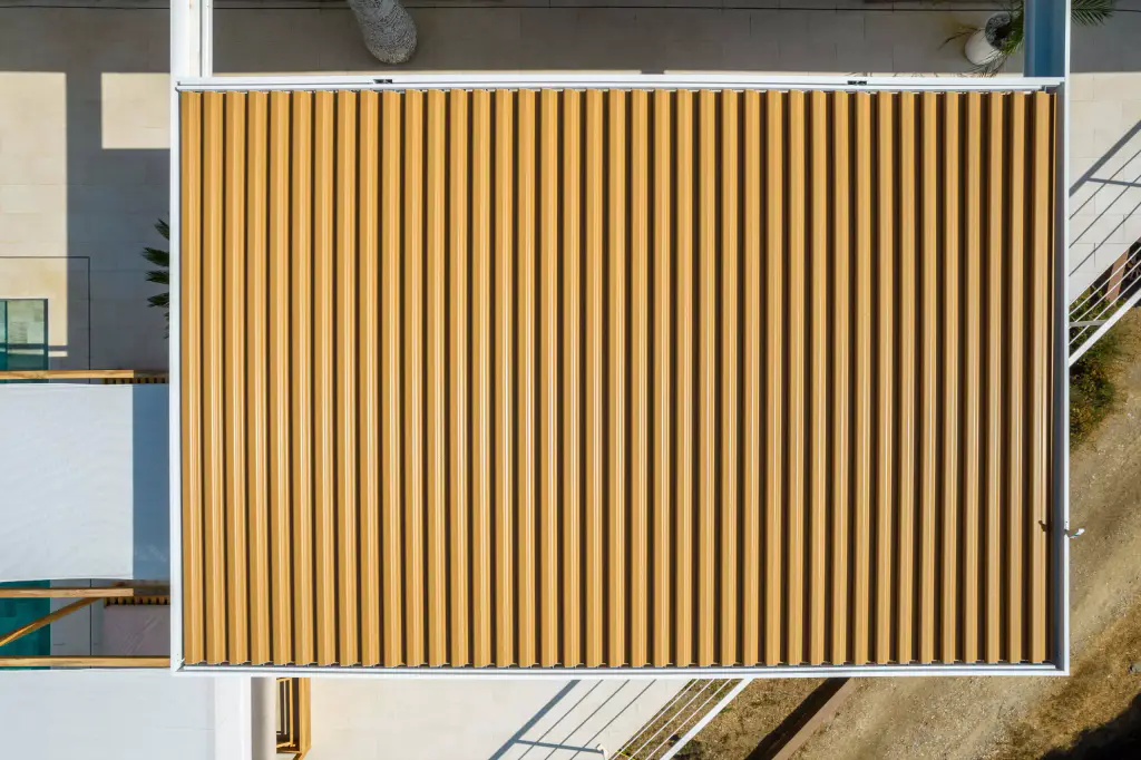 La pergola de la Casa Mare vue du ciel, à la verticale : lames jointives, la toiture est pleine.