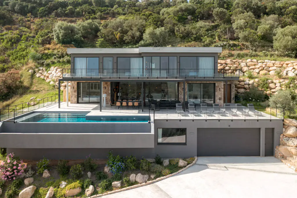 Casa Marti from the air, head on: the villa, its pool and its garages in the maquis.