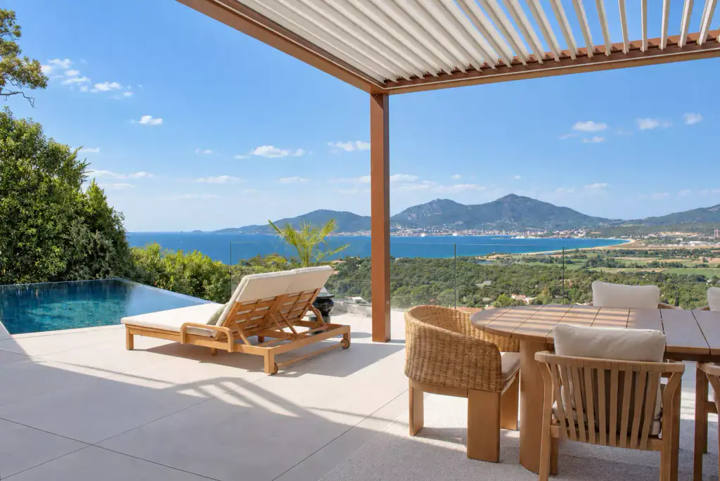 Casa Petra : sous la pergola, le bain de soleil, la piscine à débordement, le golfe et les montagnes.