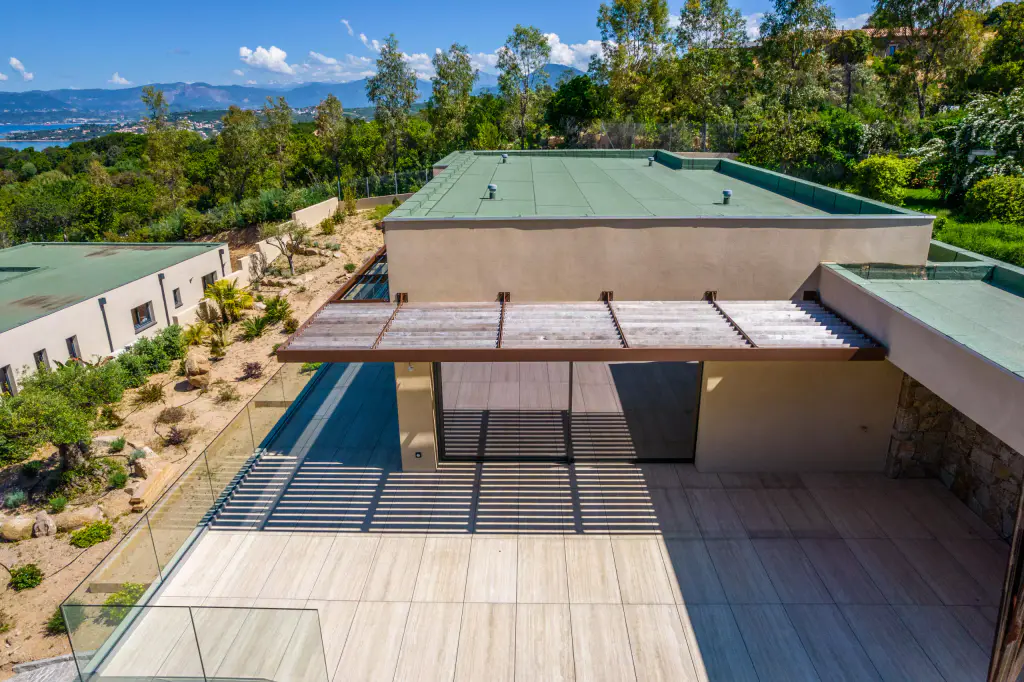 Casa Sole vue du ciel : le brise-soleil à lames de bois devant la villa, le maquis, le golfe et les montagnes.