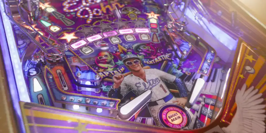 La bande-annonce du flipper Elton John : le plateau pailleté, la fusée, le piano et les figurines.