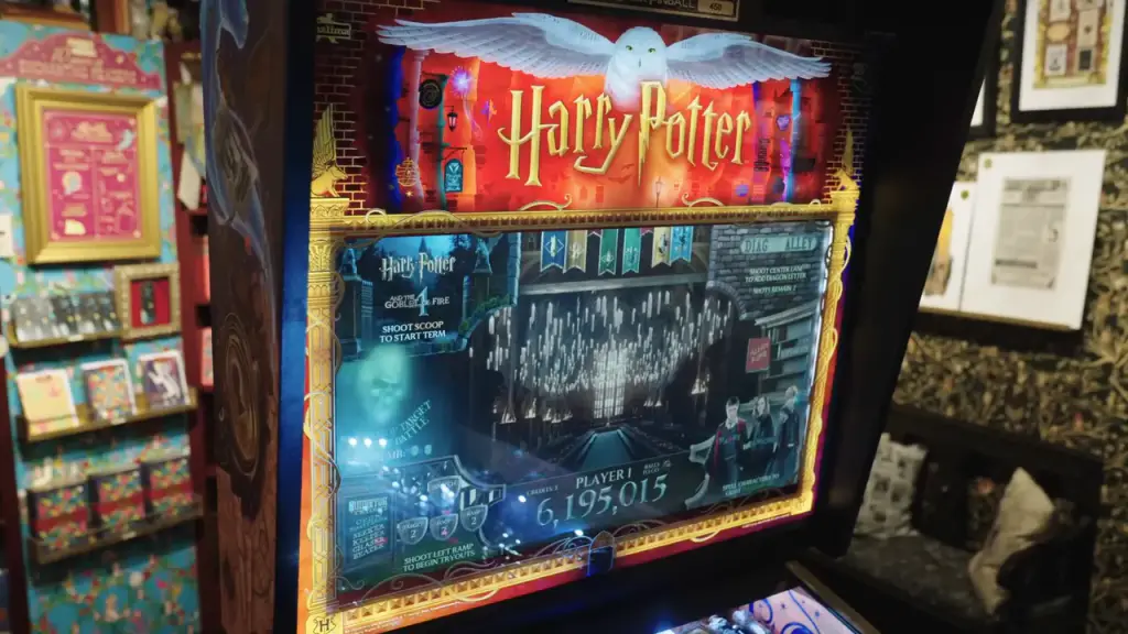 Le studio MinaLima, qui a dessiné le décor du flipper Harry Potter, raconte son travail ; on voit la machine dans une boutique.