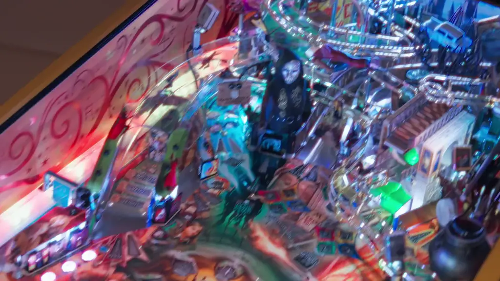 Le film entier : un joueur s’approche d’un flipper Jersey Jack Pinball allumé, le fronton, les mécanismes et les inserts du plateau filmés de près, la partie, puis l’écran du fronton.