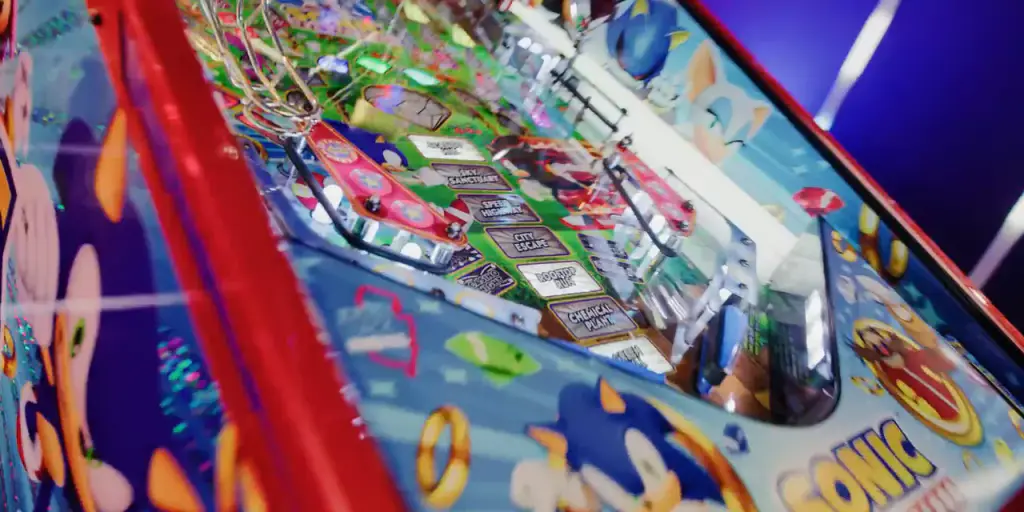 La bande-annonce du flipper Sonic : le plateau, les rampes, le fronton et les figurines, en musique.