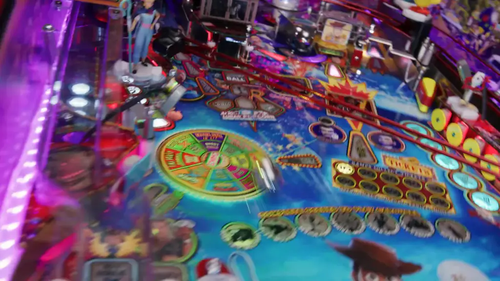 La bande-annonce du flipper Toy Story 4 : le plateau, la fête foraine, une famille qui joue.