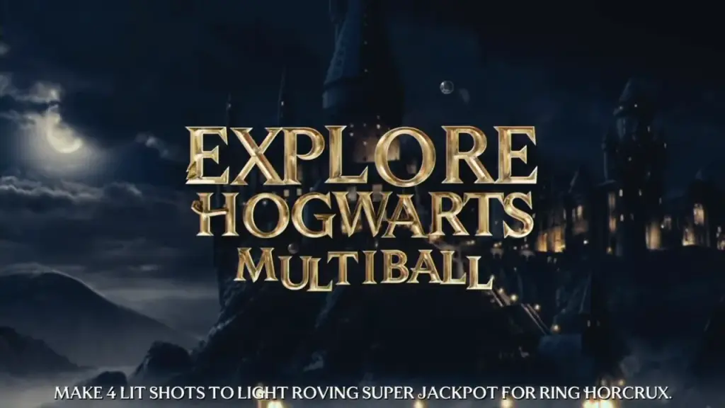 L’écran du fronton du flipper Harry Potter : le château de Poudlard la nuit, l’annonce d’une multibille.