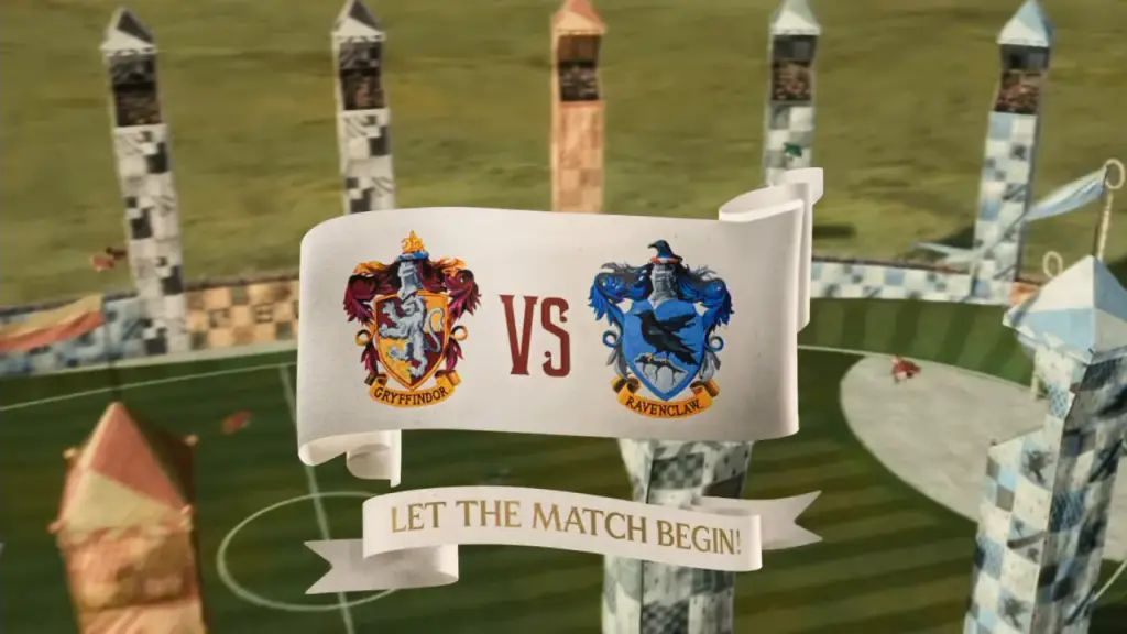 L’écran du fronton du flipper Harry Potter : le terrain de Quidditch et les bannières de deux maisons.
