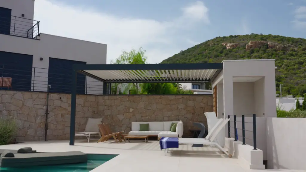 Film de la Casa Monte : la villa, la piscine et les deux pergolas vues du ciel, le dessous de la pergola, les lames qui s’ouvrent, leur ombre sur la terrasse, le store screen qui descend devant le salon, puis la piscine et sa pergola.