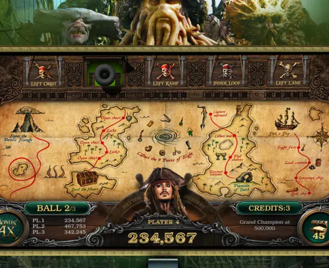 L’écran du flipper Pirates of the Caribbean pendant une partie : une carte au trésor, les scores des joueurs et le nombre de crédits.